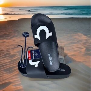 True Religion Men's Size 10 Horseshoe Logo Slide Sandals. Black/White Logo. NWT.